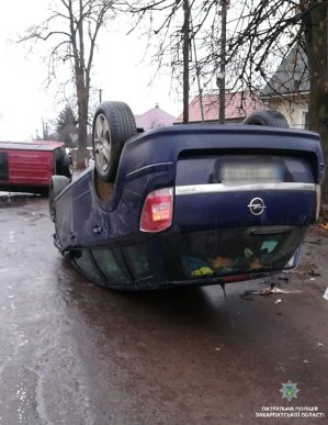 Жахлива ДТП в Ужгороді: дві автівки перевернулись – 01