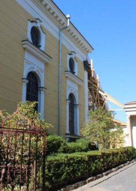 Майстри ремонтують крівлю даху Ужгородського греко-католицького собору – 02