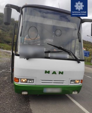 Поліцейські зупиняють автобуси, водії яких їздять без маски – 01