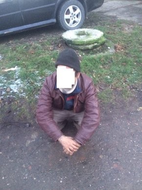 У Мукачеві підліток викинув на смітних щойно народжену дитину своєї знайомої – 01