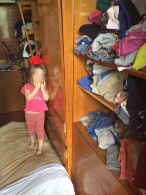 У Мукачеві у горе-матері правоохоронці забрали шістьох дітей – 03 У Мукачеві у горе-матері правоохоронці забрали шістьох дітей – 03