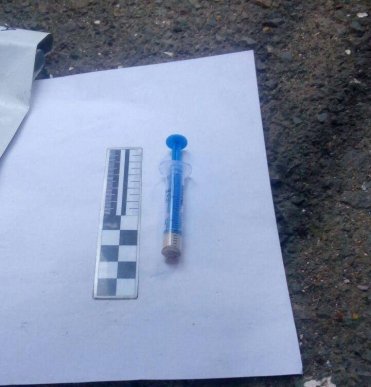 У Мукачеві біля стадіону сталась масова бійка: чоловік погрожував поліцейському зброєю – 02