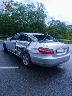 Водія мікроавтобуса затисло в салоні: опубліковано фото з місця потрійної аварії – 04