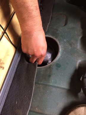 Для перевезення сигарет контрабандисти використовували застарілі автомобілі – 06