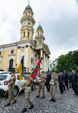 Загинув на полі бою: Закарпаття попрощалось із полеглим Героєм – 08