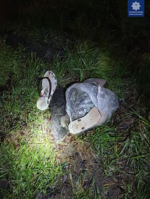 В Ужгороді невідомий розпивав алкоголь неподалік пограбованої автівки – 04 В Ужгороді невідомий розпивав алкоголь неподалік пограбованої автівки – 04