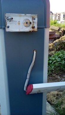 На вулиці Драгоманова в Ужгороді комунальники демонтували два самовільно встановлені шлагбауми – 04