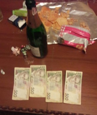 В одному з готелів Ужгорода правоохоронці затримали повію та звідницю – 03