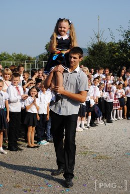 Мукачівська ЗОШ №4 патріотично відсвяткувала День знань – 27