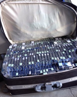 Закарпатські митники виявили цигарки та бурштин, які українці приховали у автомобілі та особистих речах – 01