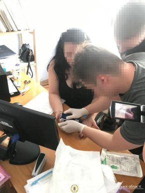 На хабарі затримано чиновницю з Іршавської РДА – 03