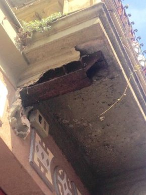 У центрі Ужгорода впала частина балкону – 01