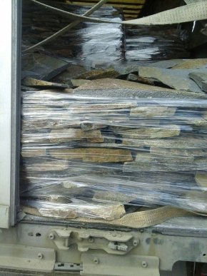 На Воловеччині патрульні затримали водія, який нелегально перевозив дорогоцінне каміння – 01