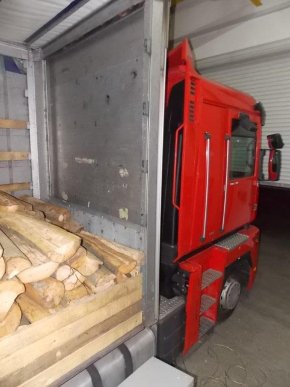 Прикордонники затримали вантажівку, тайник якої був забитий контрабандними сигаретами – 01