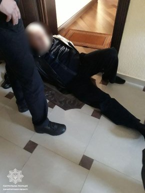 В Ужгороді чоловік із ножем у руках напав на дружину – 01