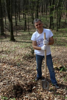 У Шевченківській алеї, що на Ужгородщині, відомі закарпатці висадили нові дерева – 07