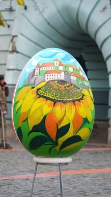 У центрі Мукачева проводять виставку макетів великих писанок – 04
