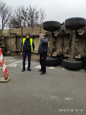 На трасі "Київ-Чоп" перекинулася вантажівка із цукерками, – соцмережі – 03