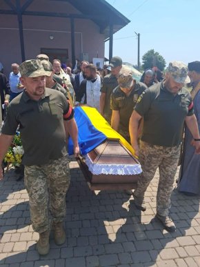 Залишились дружина і двоє дітей: на Ужгородщині поховали Героя – 02 Залишились дружина і двоє дітей: на Ужгородщині поховали Героя – 02