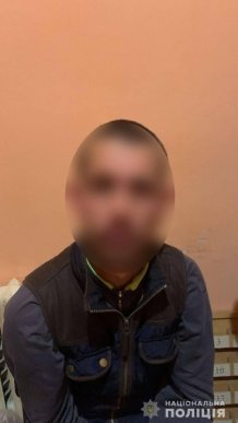 Просили гроші та їжу: троє чоловіків обікрали будинок закарпатки – 03