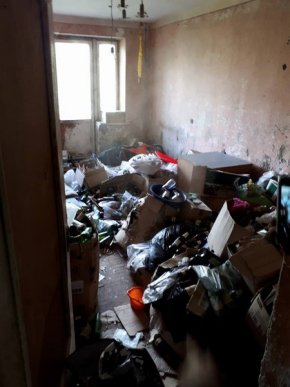 Ужгородці скаржаться на жінку, яка перетворила свою квартиру на сміттєзвалище, – соцмережі – 01