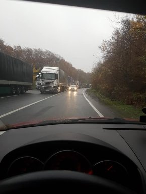 На об’їзній дорозі в Ужгороді сталася ДТП. Легковик опинився під причепом вантажівки – 02