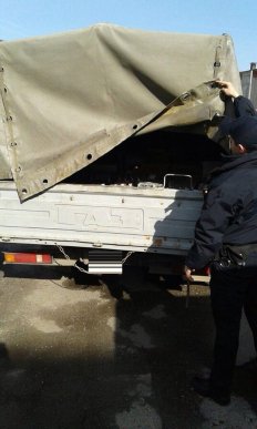 Між Ужгородом і Мукачевом патрульні затримали велику партію алкоголю – 02 Між Ужгородом і Мукачевом патрульні затримали велику партію алкоголю – 02