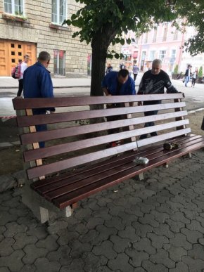 У центрі Ужгорода вандали понищили лавиці – 04