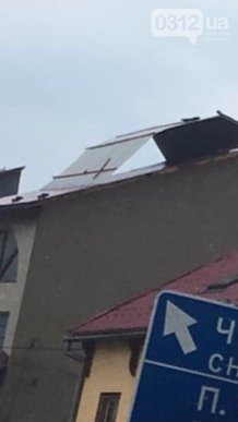 На Ужгородщині буревій позривав дахи на будинках – 01 На Ужгородщині буревій позривав дахи на будинках – 01
