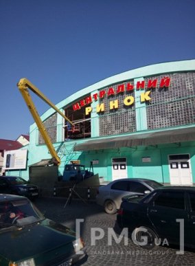 У Мукачеві ремонтують центральний вхід "Зеленого ринку" – 02