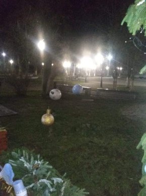 Вандали розтрощили новорічні декорації у місті. Фейсбук облетіло відео – 03