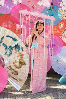 «Острівець Японії»: в Ужгороді провели акцію «Фото патріота» з сакурами – 11