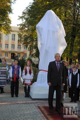 В час кризи у Мукачеві відкрили ще один пам’ятник Тарасу Шевченку (ФОТОРЕПОРТАЖ) – 03