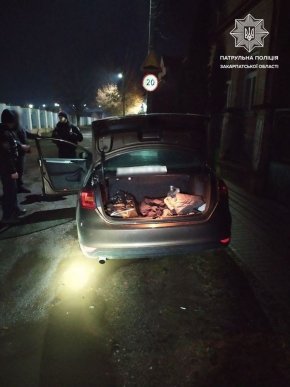 Пістолет і наркотики: вночі у Мукачеві зупинили підозрілого чоловіка – 02