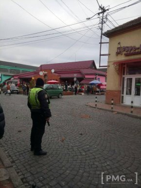 У центральній частині Мукачева чоловік виліз на дах будівлі і кидав на дорогу черепицю – 05