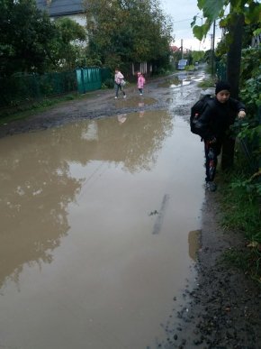 "До школи в обхід калюж": ужгородець сфотографував квест свого сина, як той йде на навчання – 02