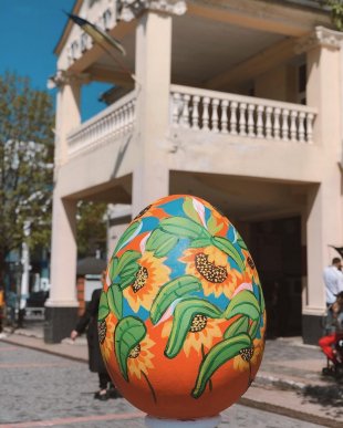 Центр Мукачева прикрасили великими великодніми писанками – 08
