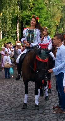 Як на фестивалі "Гуцульська бриндзя" гуляли та жартівливо білизну навиворіт одягали на "файну погоду" – 06 Як на фестивалі "Гуцульська бриндзя" гуляли та жартівливо білизну навиворіт одягали на "файну погоду" – 06