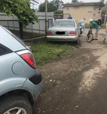 Зіткнулися два автомобілі: постраждало 3 людей – 01