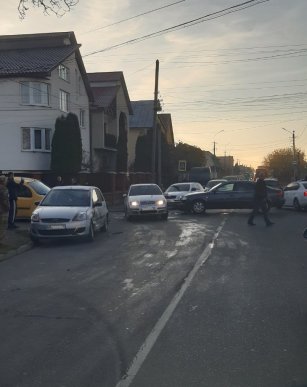 Зранку в Мукачеві сталась ДТП. Утворились затори – 02