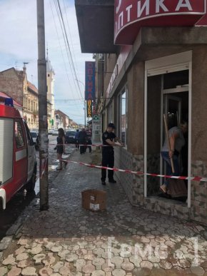 У Мукачеві на голови людей падала штукатурка – 07