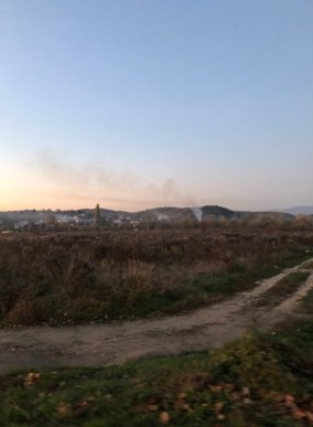 Практично всі села у їдкому диму: на Закарпатті люди масово спалюють сухе листя – 03 Практично всі села у їдкому диму: на Закарпатті люди масово спалюють сухе листя – 03