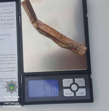 Ужгородські патрульні виявили наркотики у автомобілі "Lada" – 05 Ужгородські патрульні виявили наркотики у автомобілі "Lada" – 05