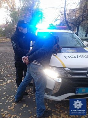 Дві дівчини затримали зловмисника, який посеред вулиці пограбував дідуся – 01