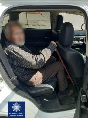 У центрі Мукачева літній чоловік потребував допомоги – 01