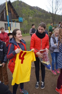 Юним волейболістам з Великої Угольки подарували спортивну форму – 01