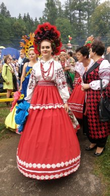 Як на фестивалі "Гуцульська бриндзя" гуляли та жартівливо білизну навиворіт одягали на "файну погоду" – 03 Як на фестивалі "Гуцульська бриндзя" гуляли та жартівливо білизну навиворіт одягали на "файну погоду" – 03