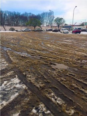 На деяких вулицях Мукачева страшенні калюжі, а автовокзал нагадує велике болото – 03 На деяких вулицях Мукачева страшенні калюжі, а автовокзал нагадує велике болото – 03