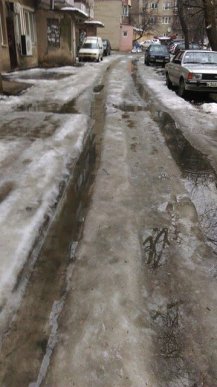 Тротуари Ужгорода залиті водою, людям пересуватись дуже важко – 03