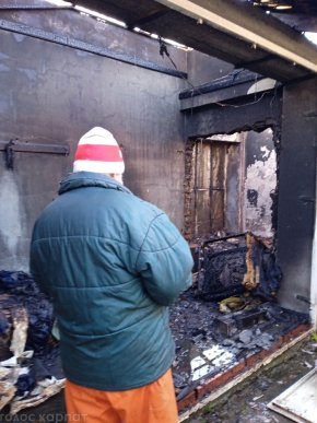 Було видно клуби диму: в Ужгороді спалахнула пожежа на ринку – 03